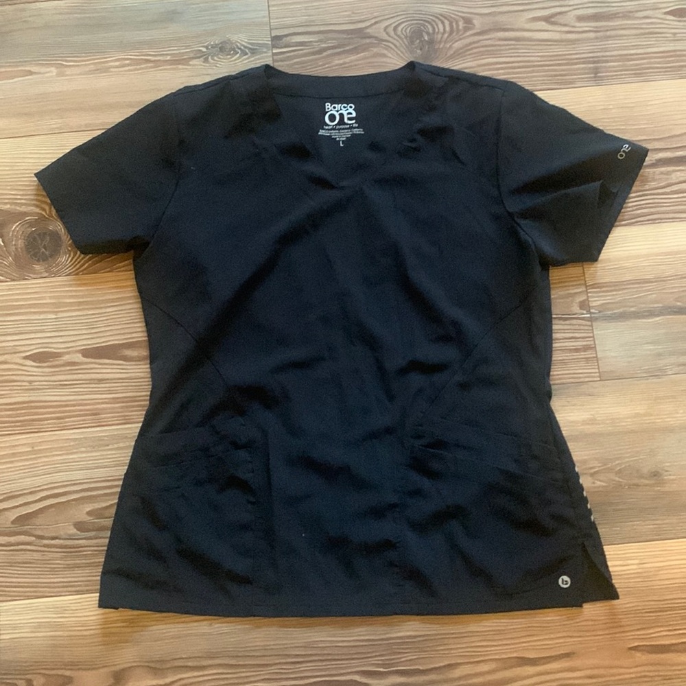 Barco One scrub top size large